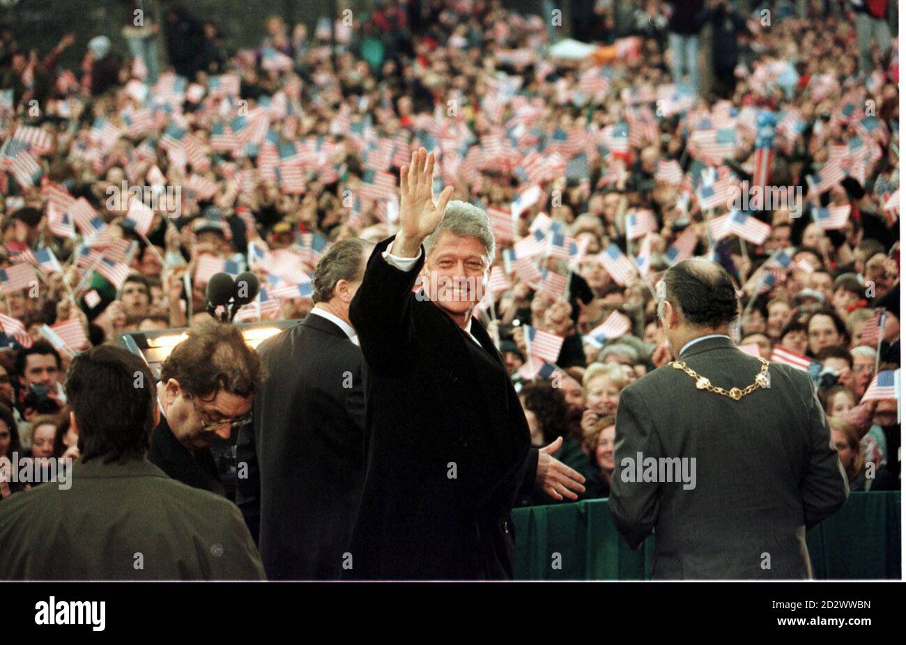 Il presidente Clinton ondeggia alle folle quando è arrivato alla Guildhall di Londonderry. Foto Stock