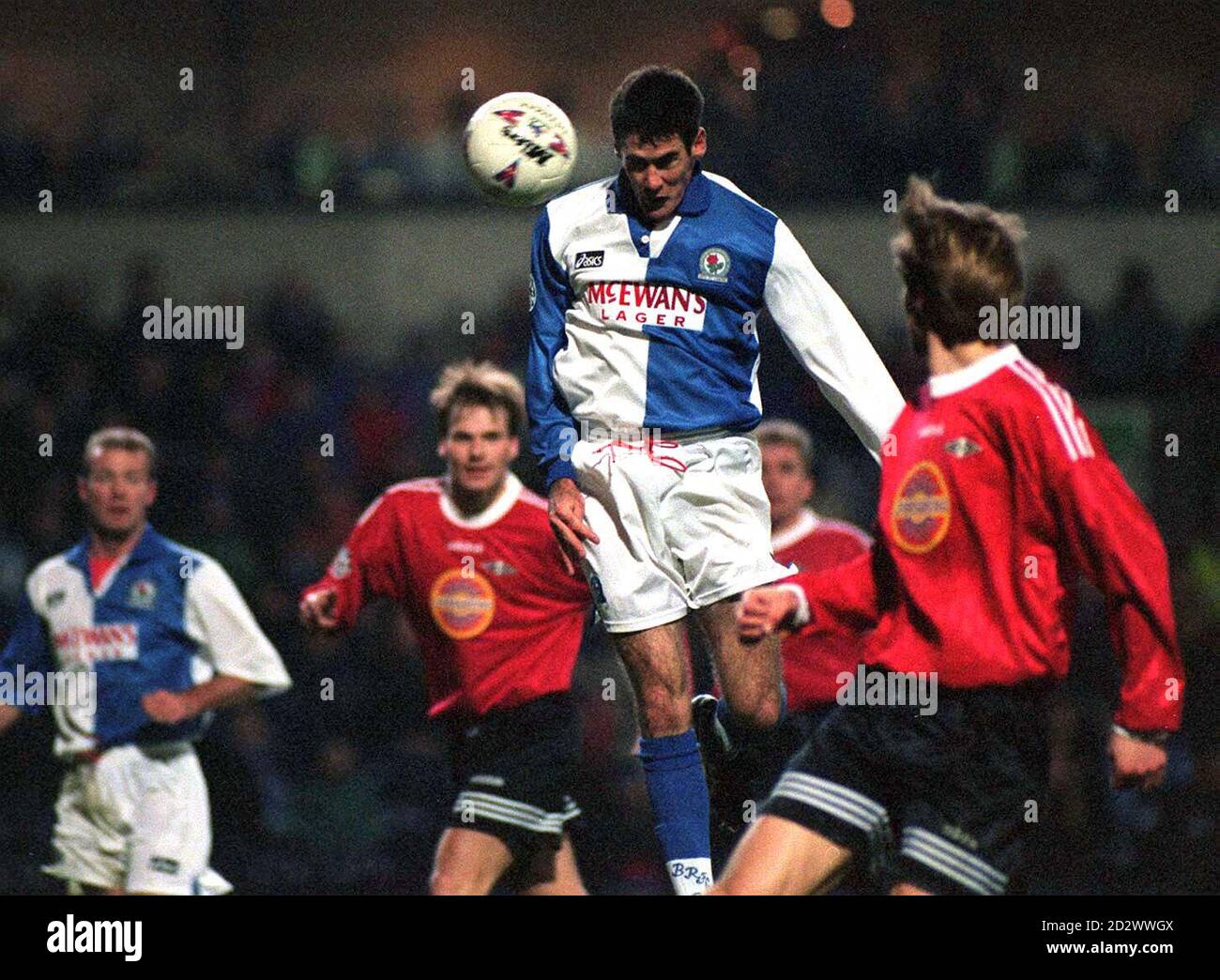 Mike Newell, l'eroe dei trucchi dei cappelli di Blackburn Rover, segna il suo secondo gol con una testata contro Rosenborg nella UEFA Champions League Match a Ewood Park. Foto Stock