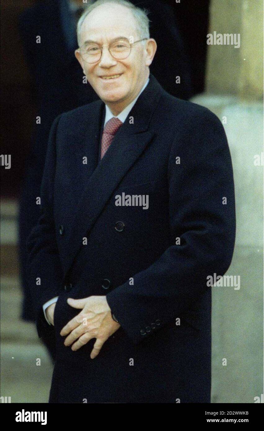 Il ministro degli Esteri francese Herve de Charette arriva per ulteriori colloqui alla Conferenza bosniaca per l'attuazione della pace che si terrà a Lancaster House il 9 dicembre. L'equilibrio dei colloqui è stato interrotto dalle richieste francesi che i serbi bosniaci restituiscono, entro domani, due piloti francesi abbattuti sul territorio bosniaco-serbo. dc/Photo by Simon Kreitem Reuters. Foto Stock