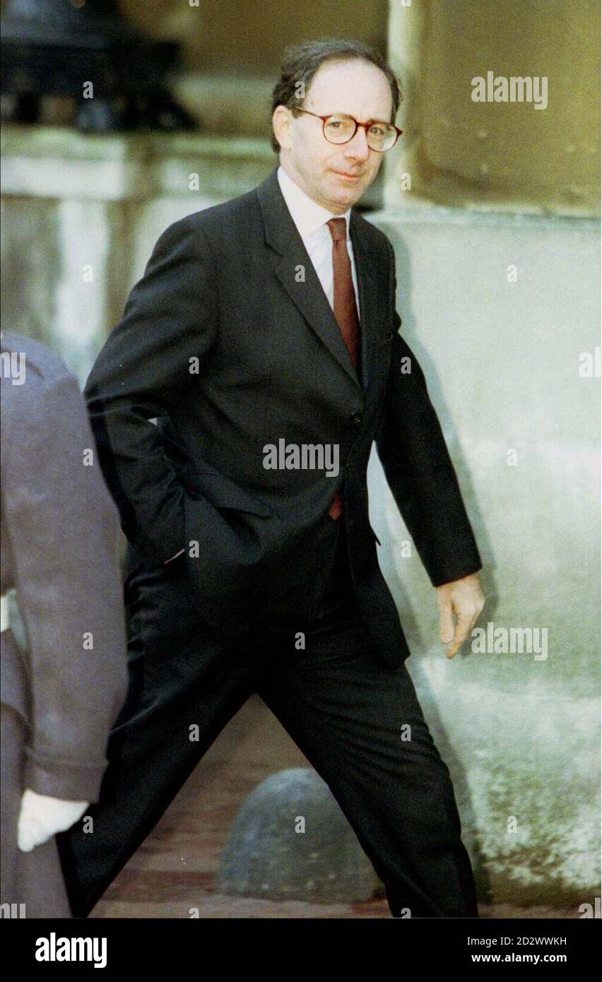 Il Ministro degli esteri britannico Malcolm Rifkind arriva oggi alla Conferenza bosniaca per l'attuazione della pace a Lancaster House (sabato). L'equilibrio dei colloqui è stato interrotto dalle richieste francesi che i serbi bosniaci restituiscono, entro domani, due piloti francesi abbattuti sul territorio bosniaco-serbo. Foto WPA Rota di Simon Kreitem /Reuters Foto Stock