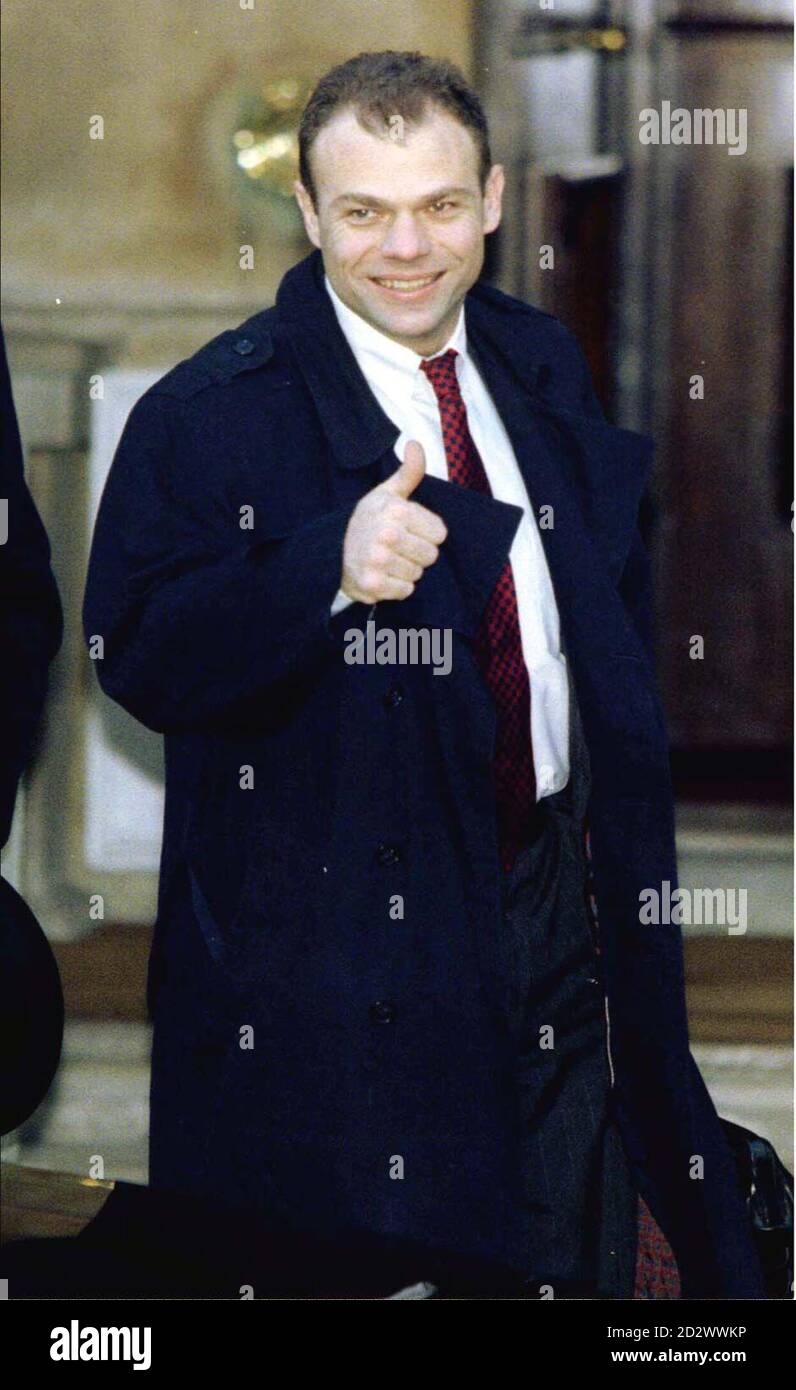 Il ministro degli Esteri bosniaco Muhamed Sacirbey arriva per ulteriori colloqui alla Conferenza bosniaca per l'attuazione della pace a Lancaster House, il 9 dicembre. L'equilibrio dei colloqui è stato interrotto dalle richieste francesi che i serbi bosniaci restituiscono, entro domani, due piloti francesi abbattuti sul territorio bosniaco-serbo.WPA Rota Photo by Simon Kreitem Reuters Foto Stock