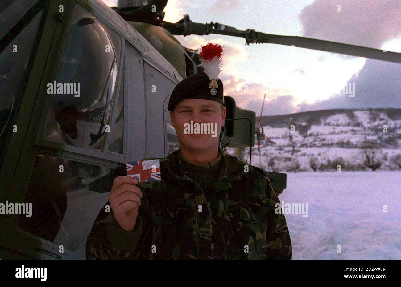 Lance Fusillier David Clark, 25, di Wintraton Mill, Tyne and Wear, con una scheda telefonica BT alla base delle forze britanniche a Vitez, Bosnia centrale. BT ha fornito 50,000 carte gratuite in modo che 8,500 truppe che trascorrono Natale e Capodanno in Bosnia può suonare a casa a familiari e amici. PA. Foto Stock