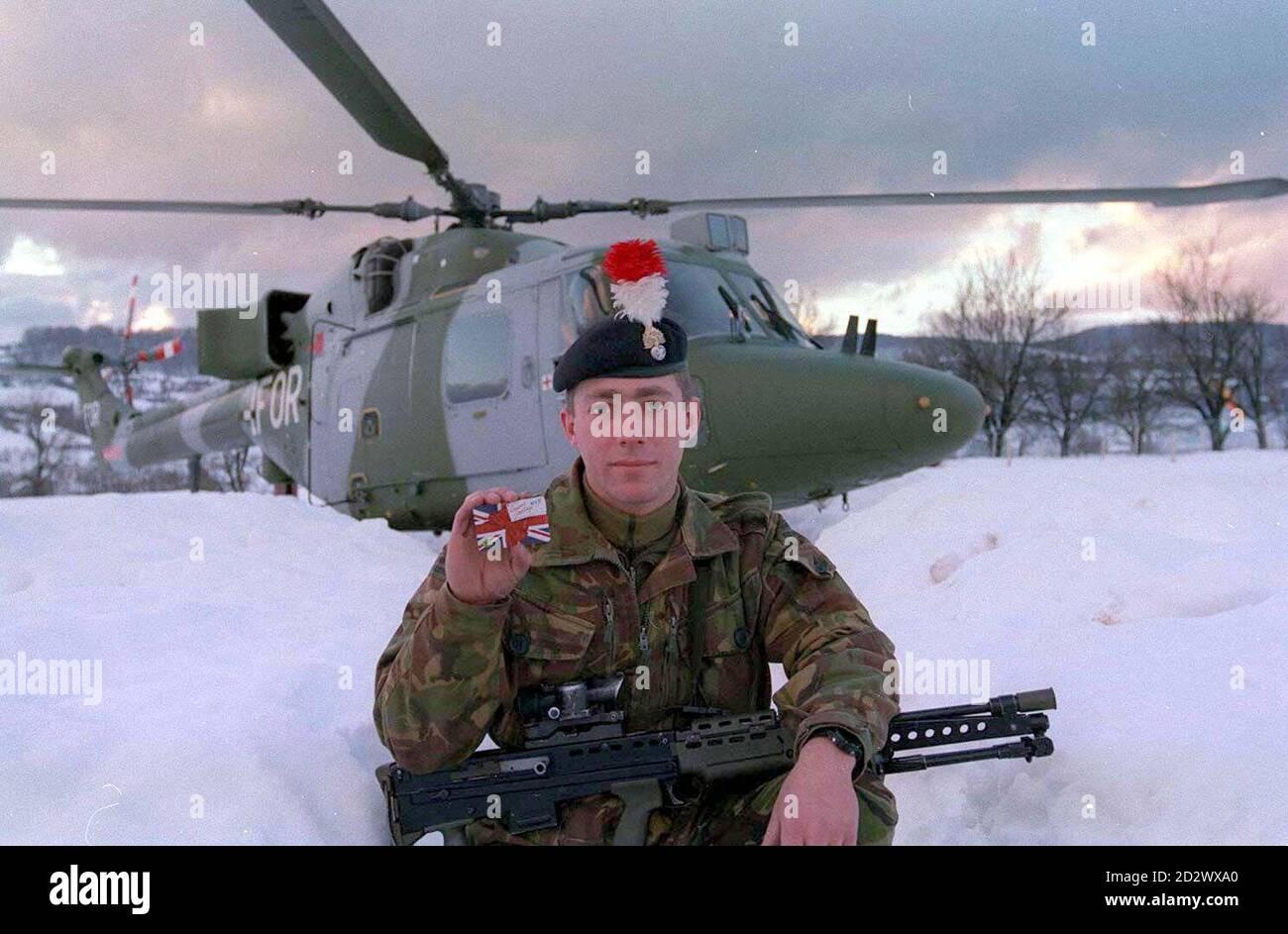 Fusilier Gary Hewitt, 23, del vescovo Auckland, Co. Durham, con una scheda telefonica BT alla base delle forze britanniche a Vitez, Bosnia centrale. BT ha fornito 50,000 carte gratuite in modo che 8,500 truppe che trascorrono Natale e Capodanno in Bosnia può suonare a casa a familiari e amici. PA. Foto Stock