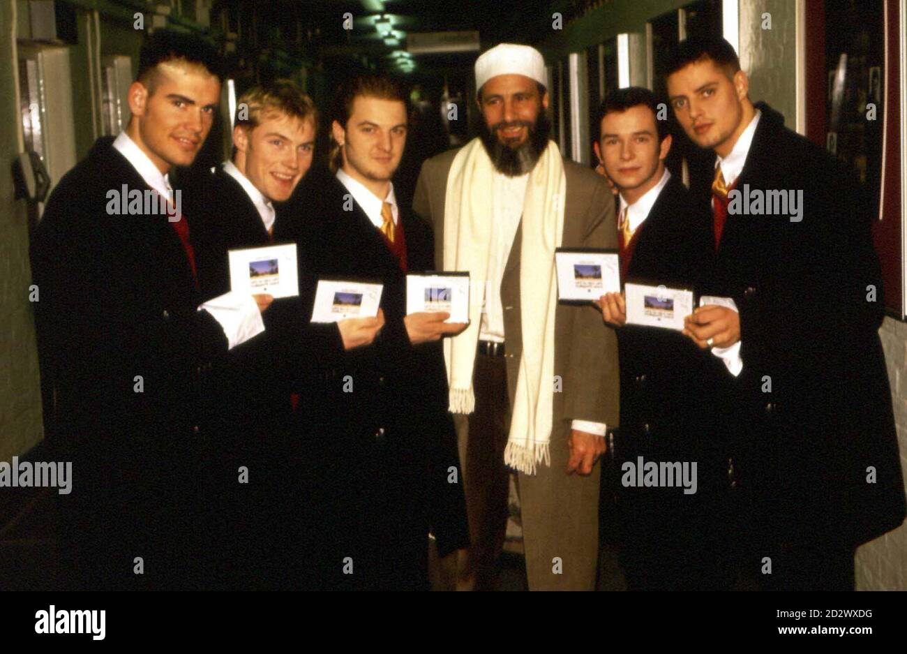 Il gruppo pop Boyzone attualmente al NUMERO 2 nelle classifiche con la loro versione di Padre e Figlio incontra l'artista di registrazione originario Yusuf Islam, precedentemente noto come Cat Stevens. GUARDA LA STORIA DI PA. Foto Stock