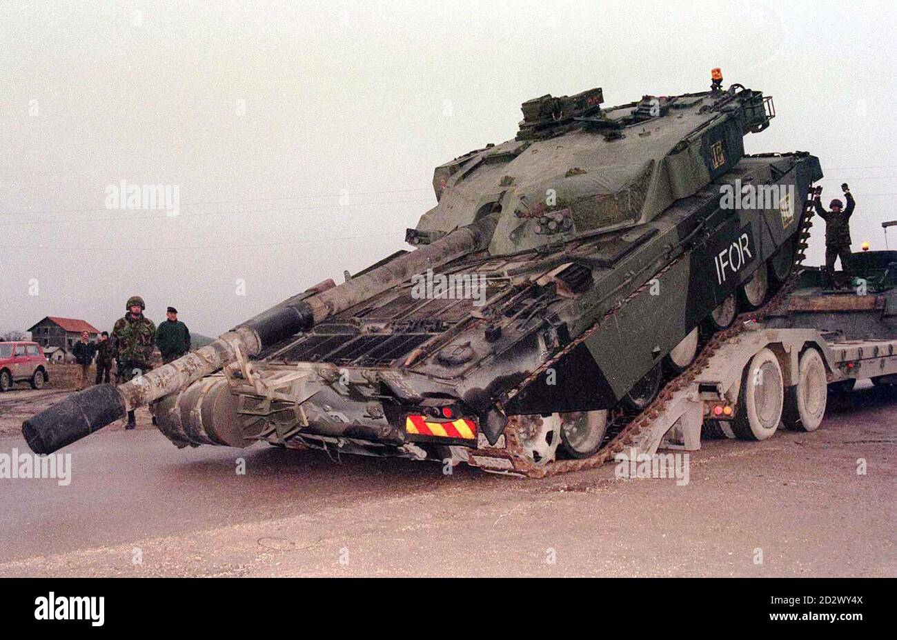 I carri armati britannici Challenger, che hanno visto l'ultima azione nella guerra del Golfo del 1991, sono rotolati in Bosnia ieri (mercoledì) per la prima volta, portando pesanti armi da fuoco a rinforzare la forza di pace della NATO. Un convoglio di trasportatori che trasportavano 12 Challenger, ciascuno armato di una pistola da 120 mm e del peso di oltre 60 tonnellate, arrivò alla base di rifornimento britannica a Kupres, Bosnia centrale. Foto Stock