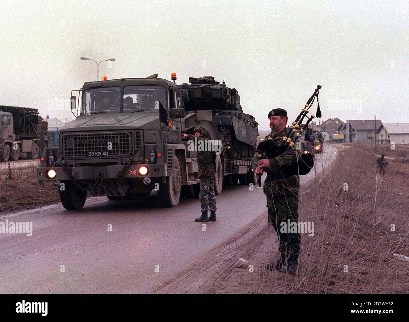 Un solitario Bagpiper ha giocato la marcia regimentale dei Royal Hussars della Regina sulla strada mentre i carri armati di battaglia britannici Challenger, che hanno visto l'ultima azione nella guerra del Golfo del 1991, rotolarono in Bosnia ieri (mercoledì) per la prima volta, portando pesante forza di fuoco per rinforzare la forza di pace della NATO. Un convoglio di trasportatori che trasportavano 12 Challenger, ciascuno armato di una pistola da 120 mm e del peso di oltre 60 tonnellate, arrivò alla base di rifornimento britannica a Kupres, Bosnia centrale. Foto Stock