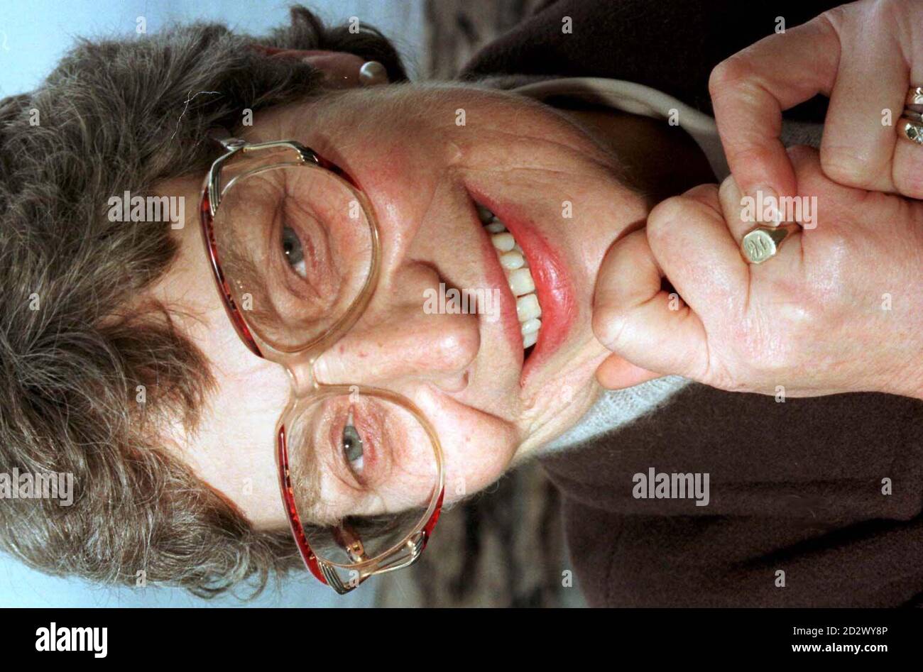 Doreen Johnston si riunì con il suo anello d'oro dopo 22 anni. L'anello è stato trovato da suo figlio Robert, su un cantiere a Stranraer che usa per essere un parco. Doreen perse l'anello mentre giocava con i figli nel 1974. Foto Stock