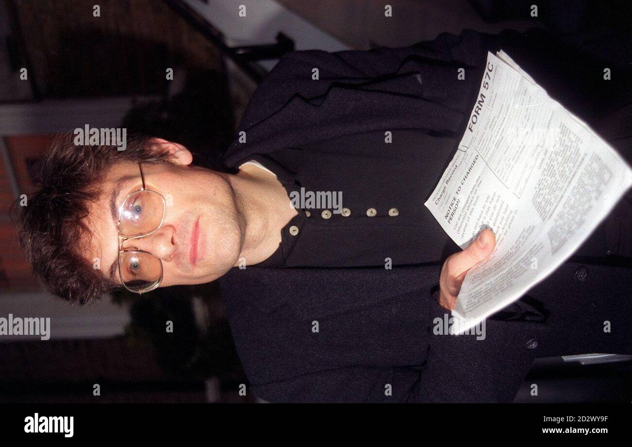 Il medico tedesco Klaus Wagner,37, tiene il suo foglio di carica mentre lascia un tribunale magistrates a Kensington, Londra occidentale, dopo essere stato arrestato prima fuori del randello dell'Harbour, la palestra usata dalla principessa del Galles. Egli è stato salvato con l'accusa di ostacolare il marciapiede e, dopo aver commentato in tribunale che l'accusa era "una bugia ingannante”, ha dichiarato fuori che "Gran Bretagna significa grandi abusi dei diritti umani”. Foto Stock