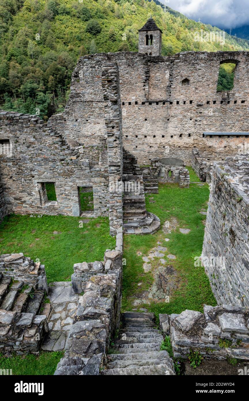 Le fondamenta del Castello Mesocco furono gettate per la prima volta nel XII secolo. E' uno dei castelli più grandi del Cantone Svizzero Foto Stock