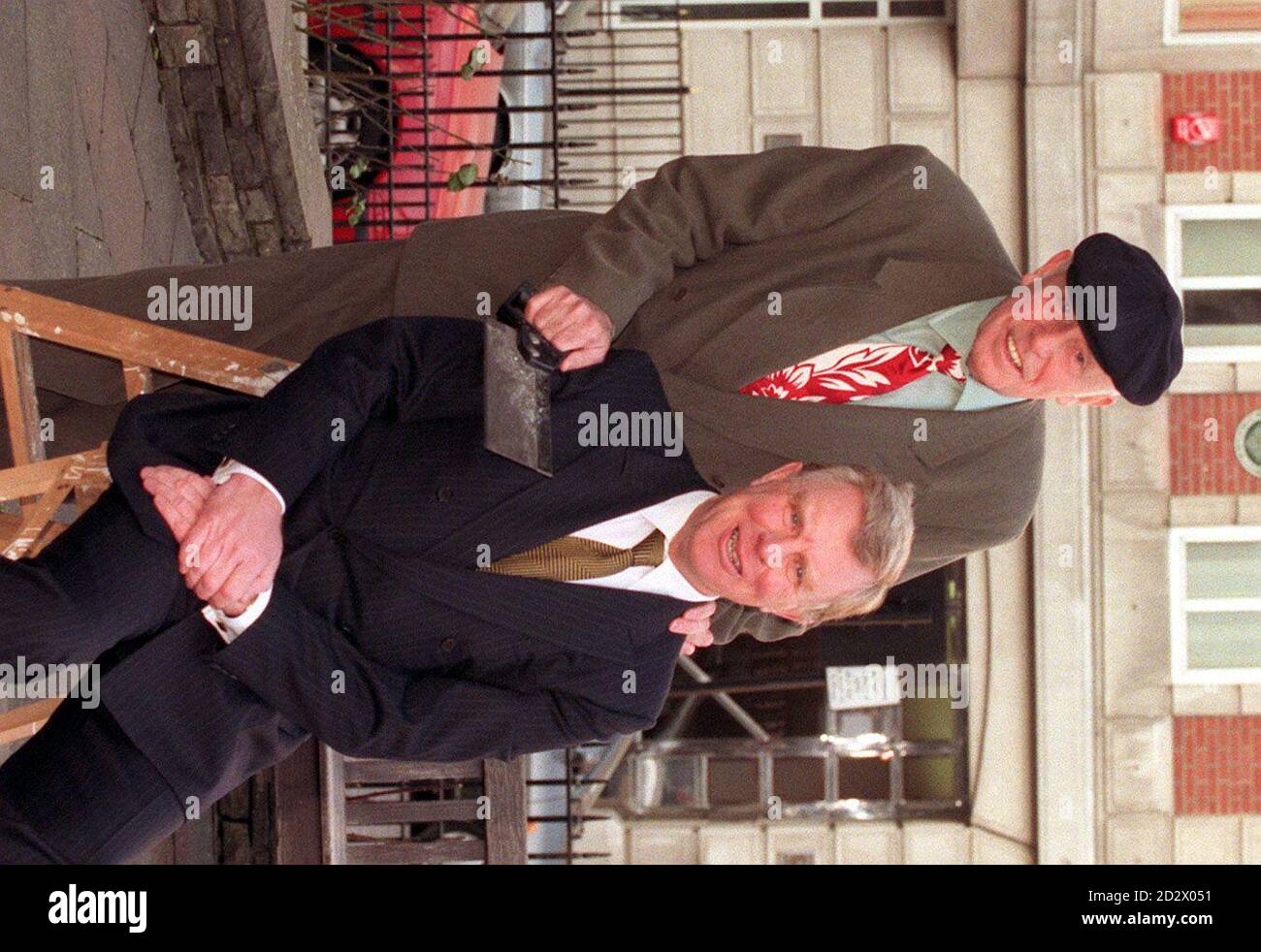 L'attore Richard Wilson e l'amministratore delegato di British gas Cedric Brown lanciano a Londra il programma British gas Handyperson del 100,000 per assistere gli anziani in tutta la casa. Il programma, che sarà gestito attraverso Age Concern, è finalizzato a trovare volontari per aiutare a cambiare le lampadine, falciare i prati e piccoli lavori idraulici. Foto Stock