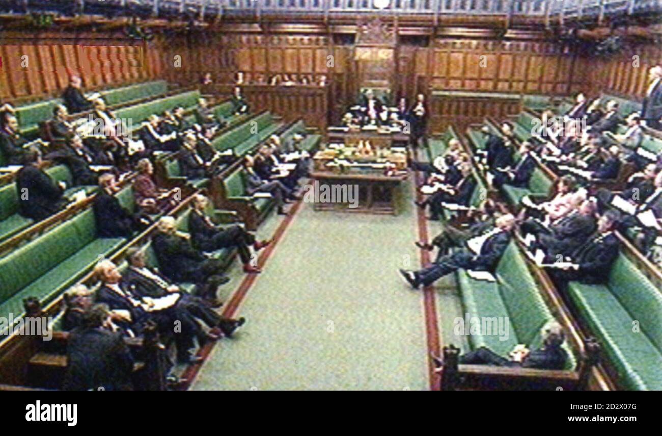 Una vista generale della Casa dei Comuni alle 14:50. La capacità dei posti a sedere dei Commons è insufficiente per contenere tutti i 651 MPs alla volta. Ma questo è stato raramente un problema perché nella maggior parte dei giorni di seduta vi sono posti in tutti i settori del Parlamento. Foto Stock