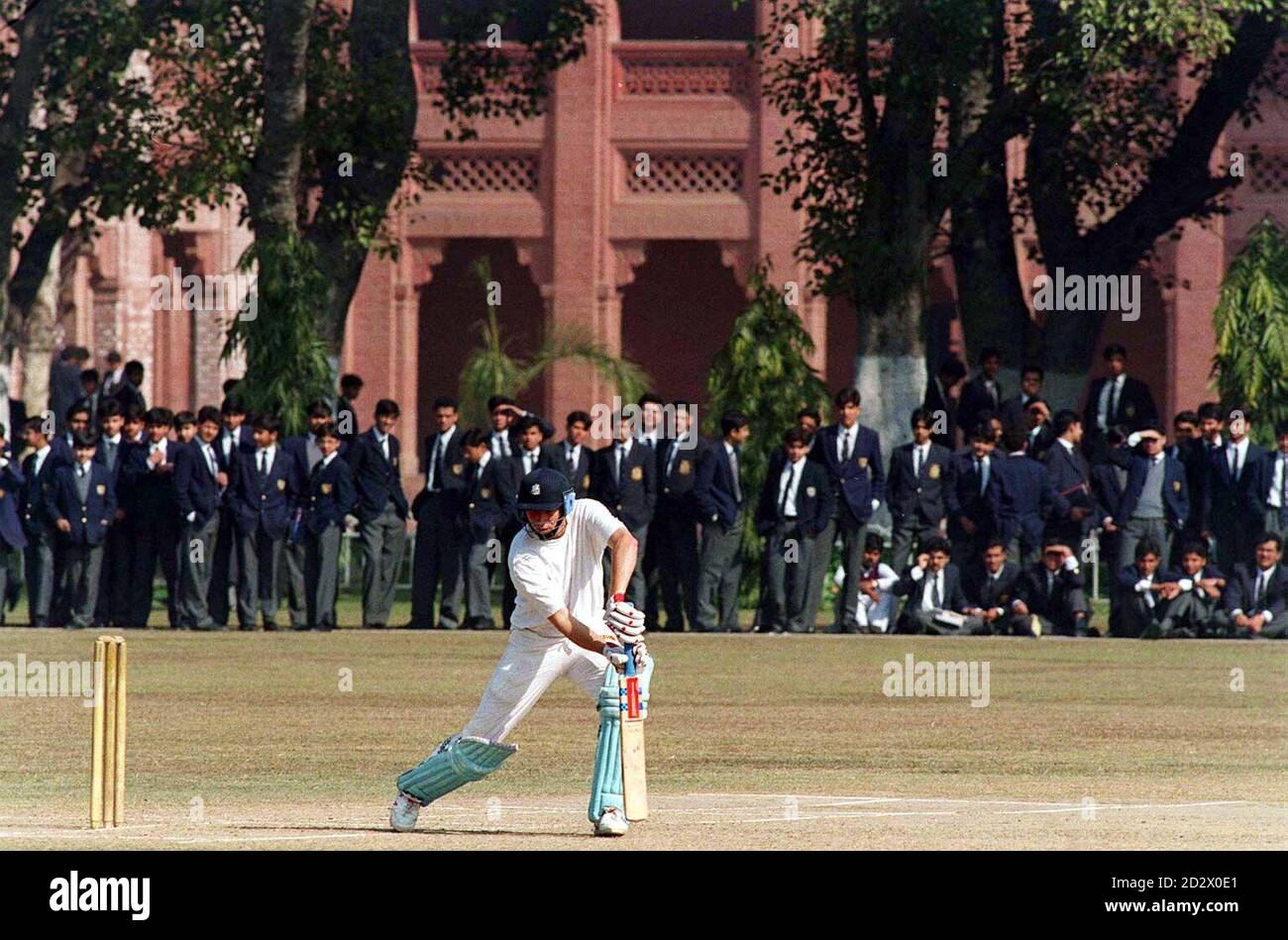 Master Class come inglese cricket Capitano Mike Aterton pipistrelli in una sessione di pratica guardata dagli alunni dell'Aichson College l'ex Scuola di Imran Khan a Lahore, Pakistan. Foto Stock