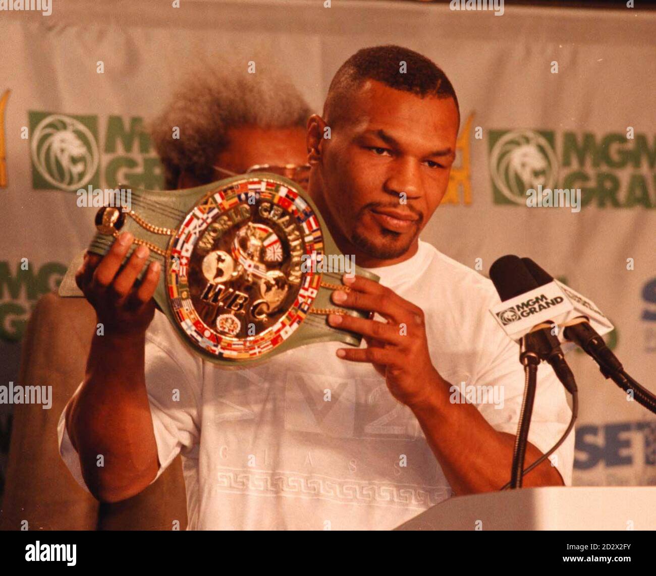 Mike Tyson, il nuovo campione di pesi massimi WBC, mostra la cintura che ha  riacquistato dopo aver battuto Frank Bruno in tre turni ai MGM Grand  Gardens, a Las Vegas Foto stock -