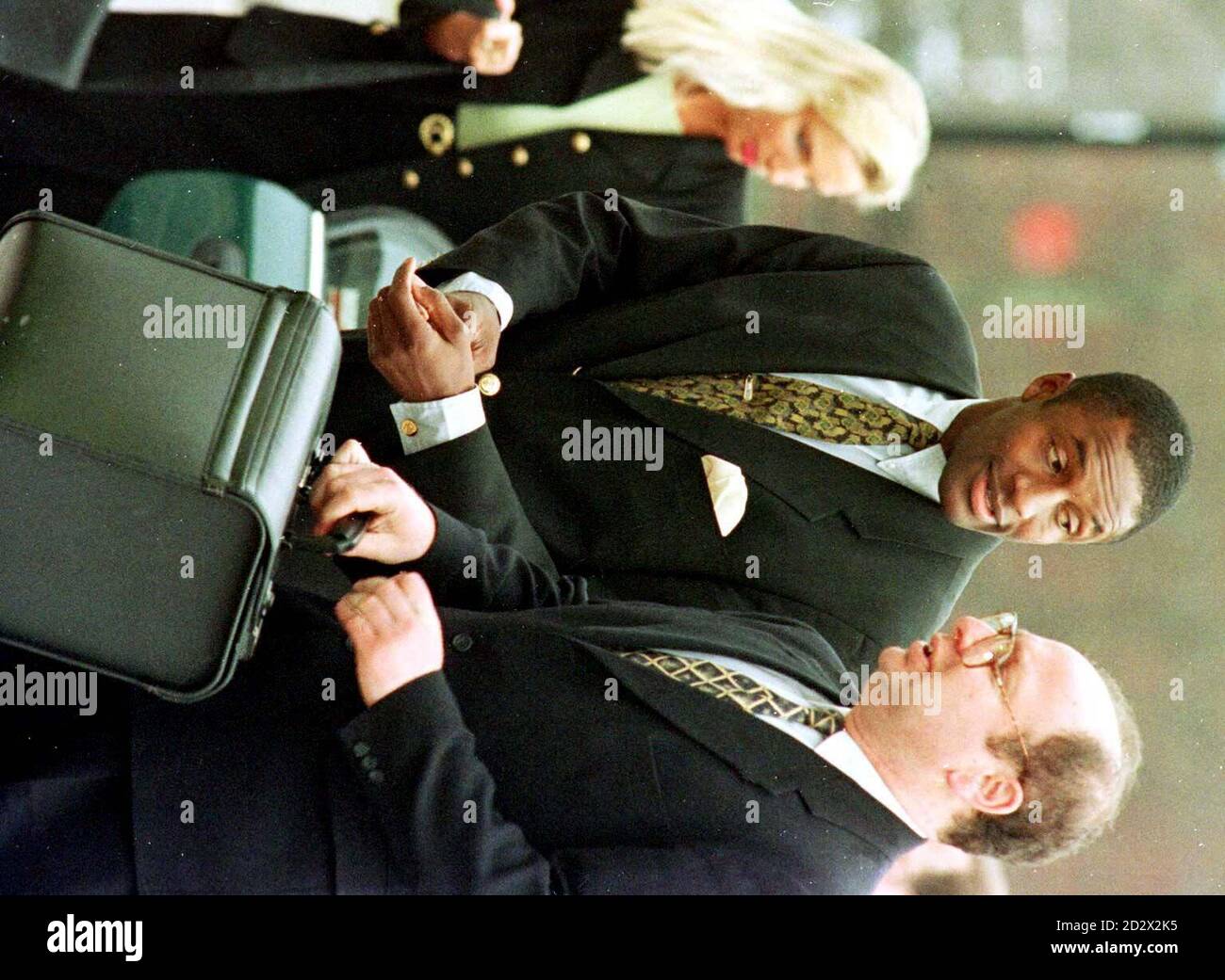 John Fashanu (cen) arriva questa mattina alla corte dei Magistrates di Eastleigh (Mer) per l'inizio della procedura di committente che dovrebbe durare 10 giorni. Fashanu, insieme a Bruce Grobbelaar e Hans Segers sono accusati di cospirare insieme tra il 1° febbraio 1991 e il 15 marzo 1995 con altri di accettare denaro come incentivi impropriamente per influenzare il risultato delle partite di calcio o come ricompensa per aver fatto così. Foto Stock