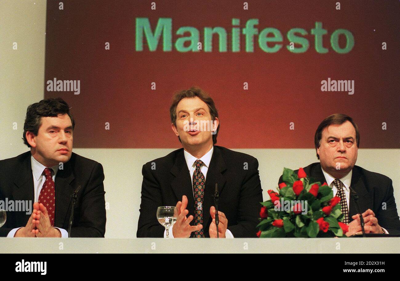 Il leader del lavoro Tony Blair, affiancato da Gordon Brown (a sinistra) e dal vice leader John Prescott, svela i piani del partito per prepararsi alle elezioni generali, nel corso di una conferenza stampa del Comitato Esecutivo Nazionale, a Londra. Foto Stock