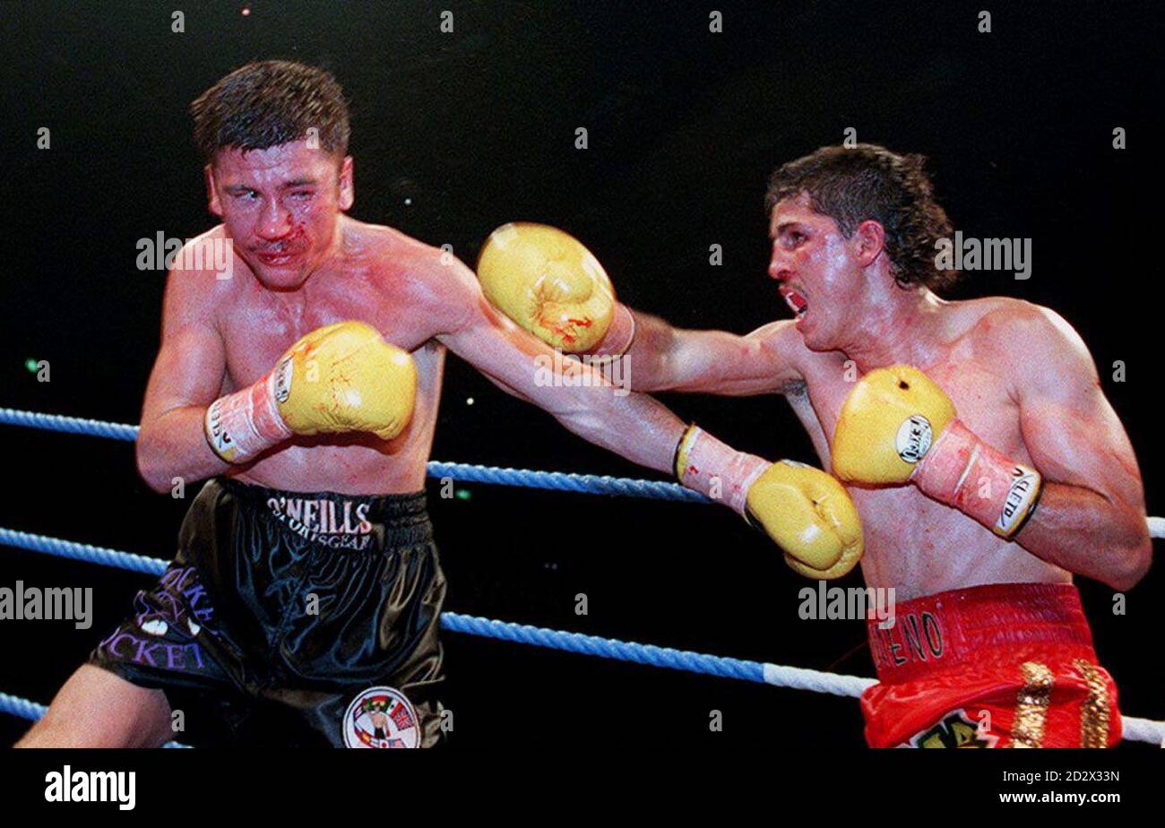 Nonostante sia sul lato ricevente dal Messico Jose Luis Bueno (a destra), Wayne McCullough ha continuato a mantenere il suo WBC Bantamweight titolo a Dublino stasera. Foto PA. Foto Stock