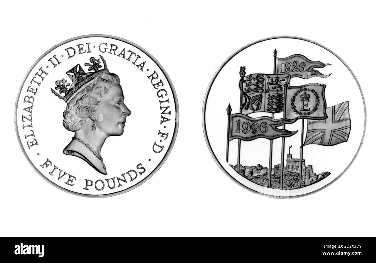 La moneta da 5 appena coniata che la regina ha consegnato a 140 pensionati nel tradizionale Royal Maundy Service. Nella cerimonia, che si tiene ogni anno il giovedì prima del Venerdì Santo, il monarca consegna monete d'argento in riconoscimento del servizio cristiano alla comunità. Foto Stock