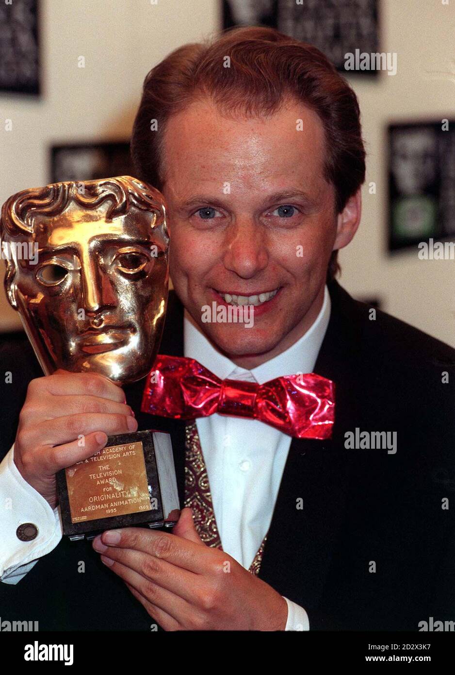 Il vincitore del triplo Oscar Nick Park, creatore della serie di animazione Wallace e Gromit, dopo aver ricevuto il premio TV per l'originalità alla cerimonia all'Hilton Hotel di Londra. * 21/10/96: Nick Park sta facendo appelli frenetici per il ritorno sicuro dei famosi personaggi plastici originali Wallace e Gromit dopo averli lasciati sul retro di un taxi di New York. La coppia, la loro moto rossa e il sidecar erano in una scatola nel bagagliaio della vettura, come ha guidato involontariamente lungo la 54th Street con MR Park in inseguimento caldo nella pioggia battente. Il signor Park poteva solo dire "ho perso i miei due migliori amici... era il primo Foto Stock