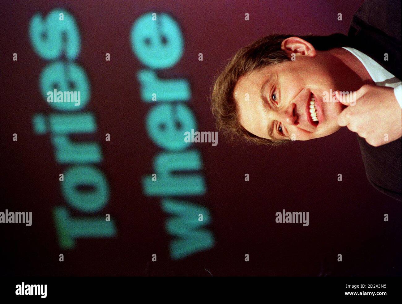 Il leader del lavoro Tony Blair lancia la campagna elettorale locale del suo partito nel 1996 a Londra. Foto Stock