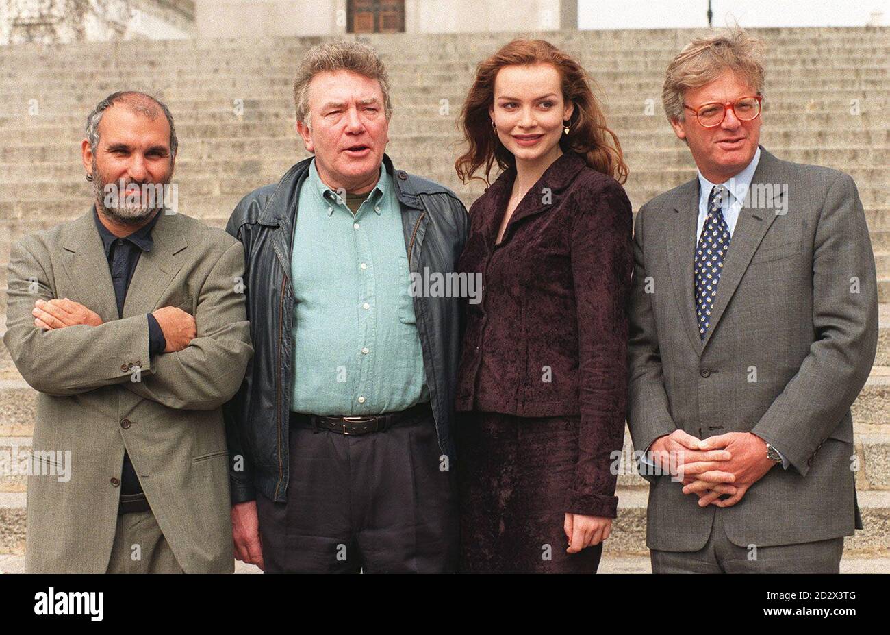 Il controller BBC1 Alan Yentob (a sinistra) e Michael Grade, capo esecutivo del canale 4 (a destra) si pongono con Albert Finney e Saffron Burrows al lancio a Londra oggi (lunedì) della loro joint venture collaborativa "Cold Lazarus" e "Karaoke", le opere finali dello scrittore Dennis Potter. 'Karaoke' sarà proiettato prima dalla BBC e poi ripetuto sulla C4, e 'Cold Lazarus' completerà il ciclo e il trasferimento da C4 a BBC1, come richiesto dallo scrittore prima della sua morte nel giugno 1994. GUARDA LA STORIA PA di Fiona Hanson/PA Foto Stock