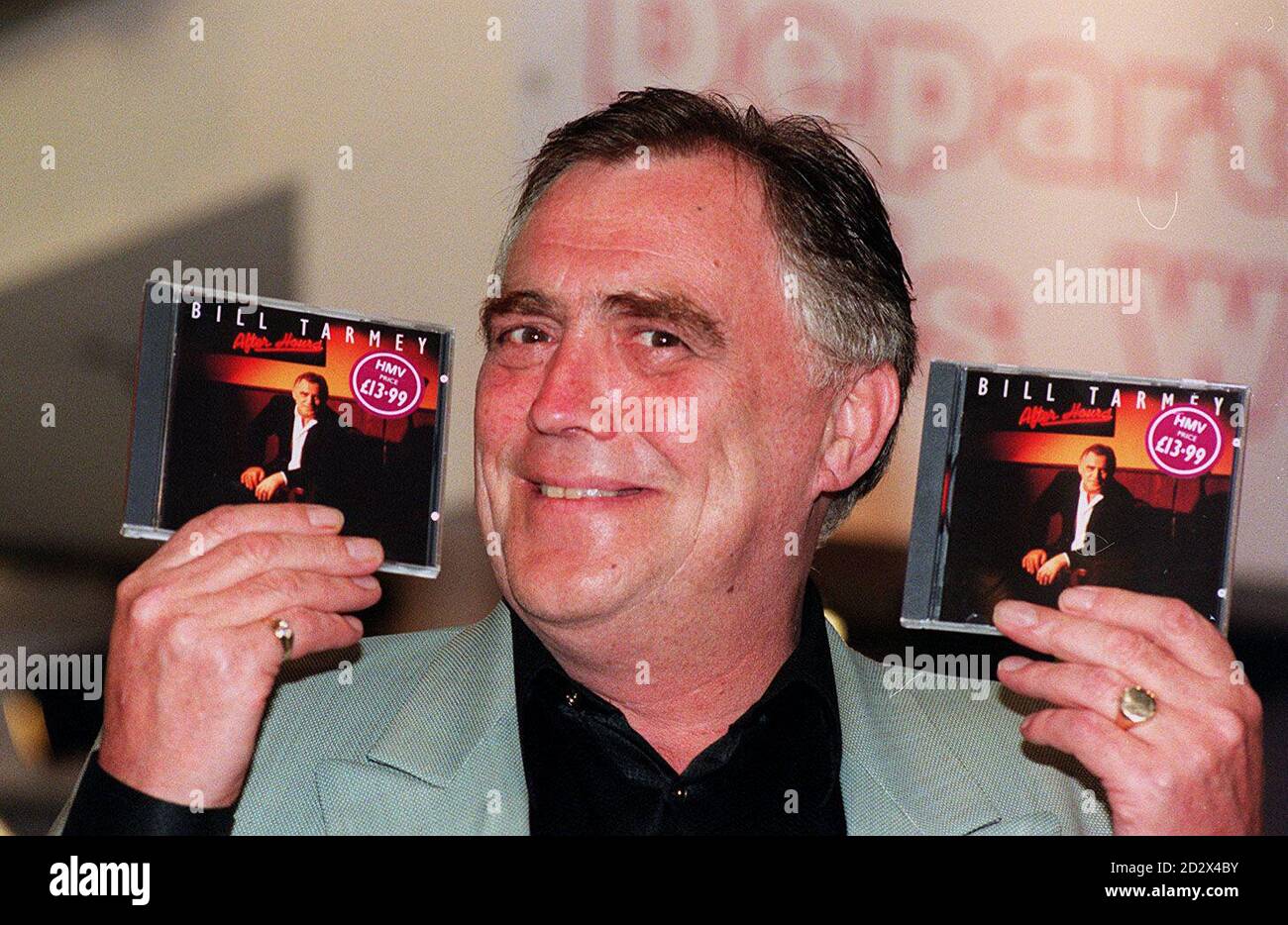 L'attore di Coronation St Bill Tarmey, che suona il barman Jack Duckworth, si prende una pausa dal tirare le pinte dietro il contatore nel Rover's Return per lanciare il suo terzo album, una selezione di ballate e blues chiamato 'After Hours', presso il negozio HMV nel centro Trocadero di Londra. Foto Stock