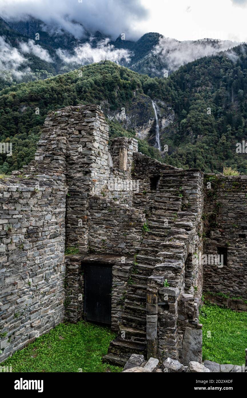 Le fondamenta del Castello Mesocco furono gettate per la prima volta nel XII secolo. E' uno dei castelli più grandi del Cantone Svizzero Foto Stock