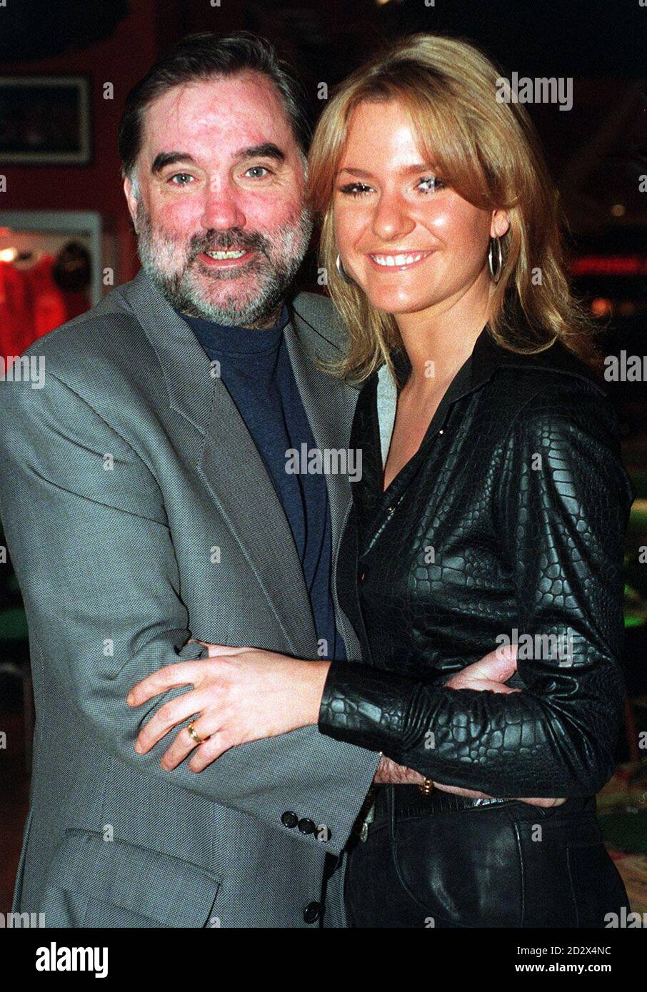 La leggenda del calcio George Best e sua moglie Alex. Foto Stock