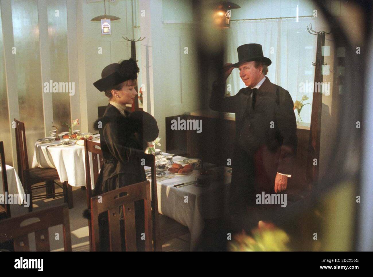 Il Lord Provost di Glasgow Pat Lally. Con Sandra McLaughlin, all'apertura della Charles Rennie Mackintosh Exhibition, a Glasgow. Si tratta della più grande mostra mai realizzata dal designer e architetto più famoso della Scozia. Foto Stock