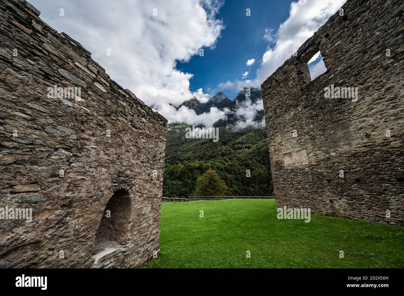 Le fondamenta del Castello Mesocco furono gettate per la prima volta nel XII secolo. E' uno dei castelli più grandi del Cantone Svizzero Foto Stock
