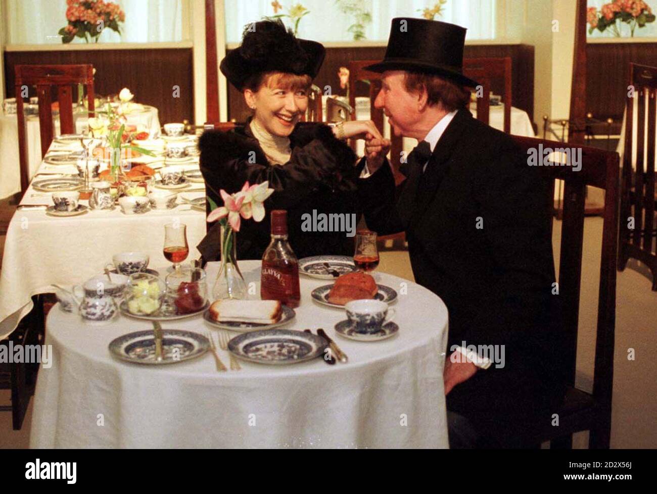 Il Lord Provost di Glasgow Pat Lally. Con Sandra McLaughlin, all'apertura della Charles Rennie Mackintosh Exhibition, a Glasgow. Si tratta della più grande mostra mai realizzata dal designer e architetto più famoso della Scozia. Foto Stock