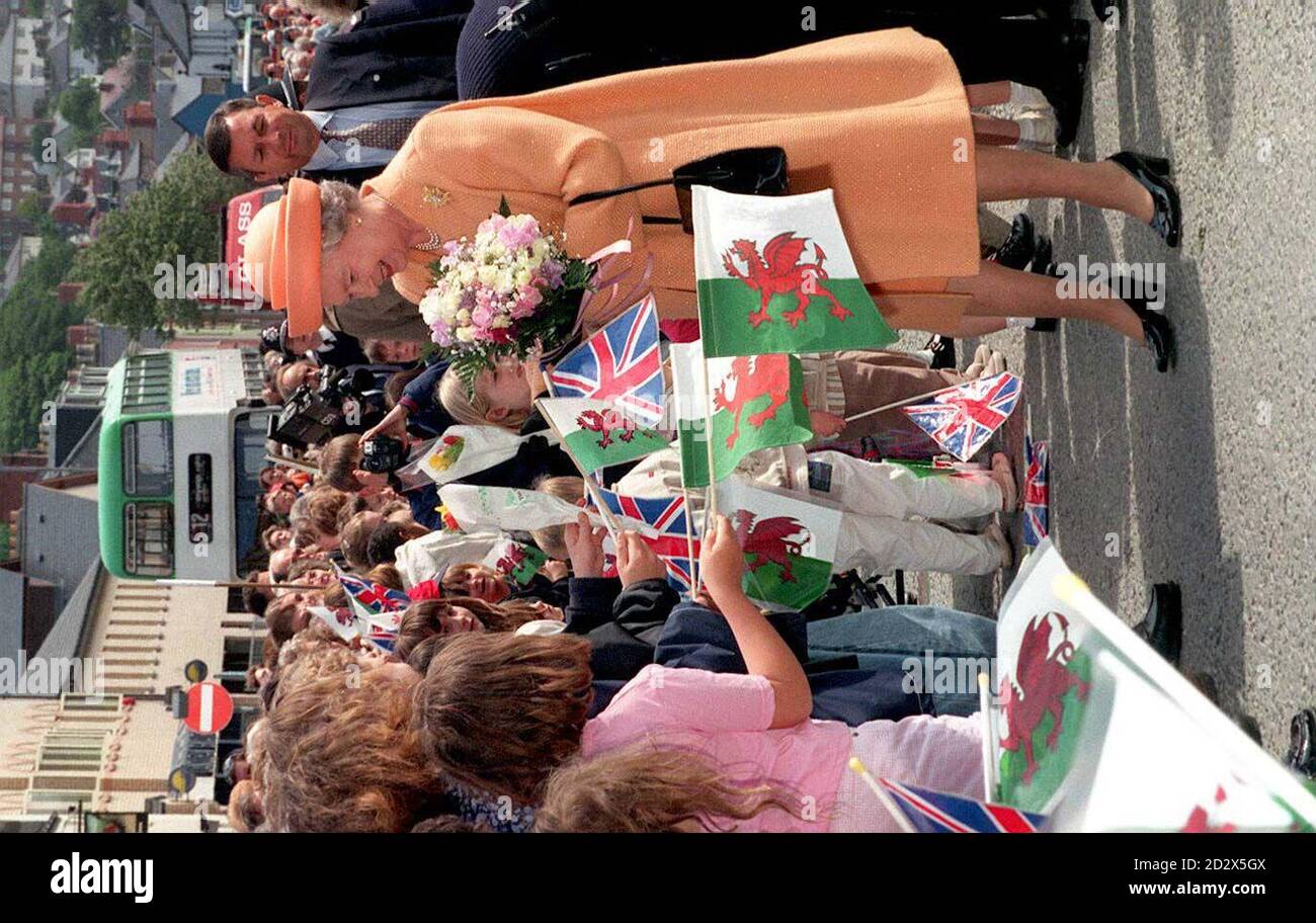 La Regina guarda la folla che sventolava la bandiera durante la sua visita ad Aberystwyth oggi (venerdì), dove è stata affrontata con una dimostrazione da oltre 200 attivisti studenteschi di lingua gallese. Gli studenti stavano dimostrando nel campus dell'Università del Galles che la Regina stava visitando per aprire un'estensione di 11 milioni alla Biblioteca Nazionale del Galles. ROTA/SHROPSHIRE STAR Foto Stock