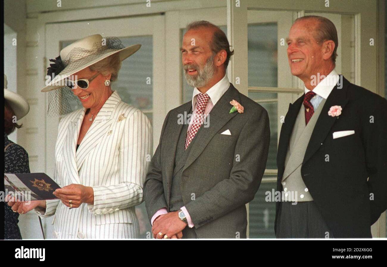 Il principe e la principessa Michael di Kent si uniranno al duca di Edimburgo (a destra) guardando il premio che dà alla Guards Polo, Smith Lawn, oggi (Mer), dove il principe Charles gioca. Foto Stock