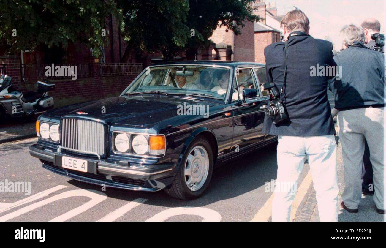 Il milionario della lotteria Lee Ryan è allontanato dalla prigione di Stafford nella sua Bentley Turbo blu questa mattina (venerdì). Il signor Ryan aveva condannato a metà di 18 mesi per aver maneggiato auto di lusso rubate. Foto di Dave Kendall. VEDI IL PRIGIONIERO DELLA LOTTERIA DELLA STORIA DI PA. Foto Stock