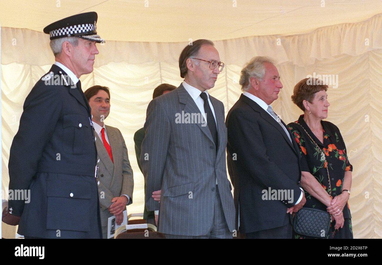 Da sinistra: Il commissario della polizia metropolitana Sir Paul Condon, il segretario di casa Michael Howard, il regista Michael Winner e la sig.ra Betty Dunne, alla scoperta di un nuovo memoriale dedicato alla memoria del figlio assassinato, PC Patrick Dunne, Morto dopo essere stato ucciso da una banda di trafficanti di droga mentre stava indagando sui rapporti di un rodaggio a Cato Road, SW London, nel 1993. Il memoriale è la ventesima pietra eretta dal Police Memorial Trust, che è presieduto da MR Winner. Visita il monumento COMMEMORATIVO DELLA POLIZIA della PA. Foto di David Cheskin/PA Foto Stock