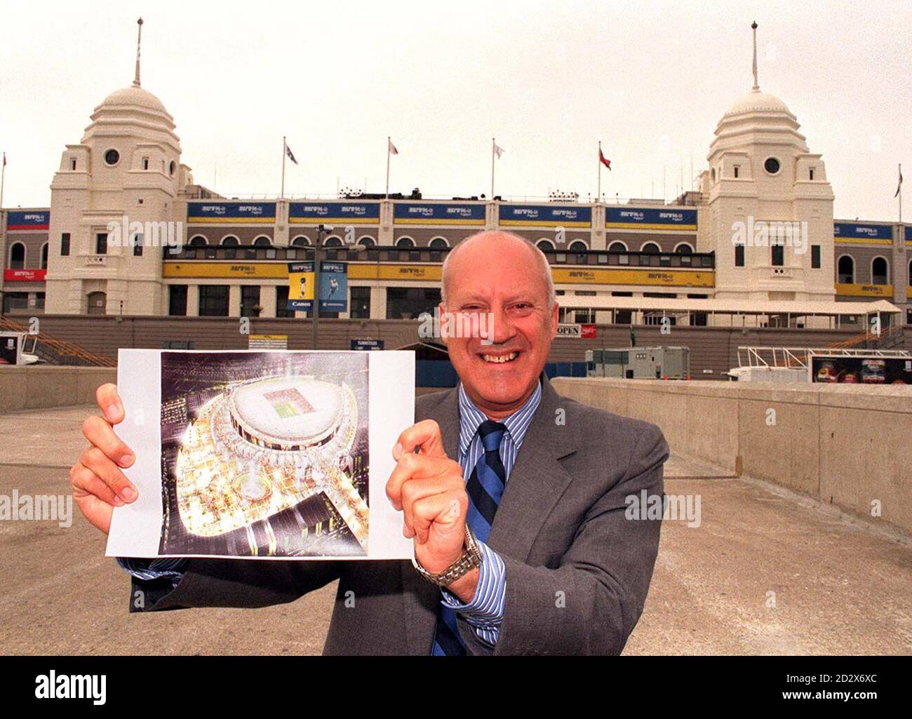 L'architetto Sir Norman Foster conserva un'impressione artistica del suo design per un rinnovato stadio Wembley con tetto da 80,000 posti, mentre si trova di fronte alle famose torri gemelle di oggi (giovedì). Il suo piano incorpora le torri in un design radicale che prevede la rotazione dello stadio di 90 gradi, migliorando il comfort e l'accesso degli spettatori, rimodellando le aree aperte intorno allo stadio e utilizzando sistemi di proiezione high tech per trasformare l'esterno in schermi giganti di immagini e informazioni in movimento. Di Neil Munns/PA. Foto Stock
