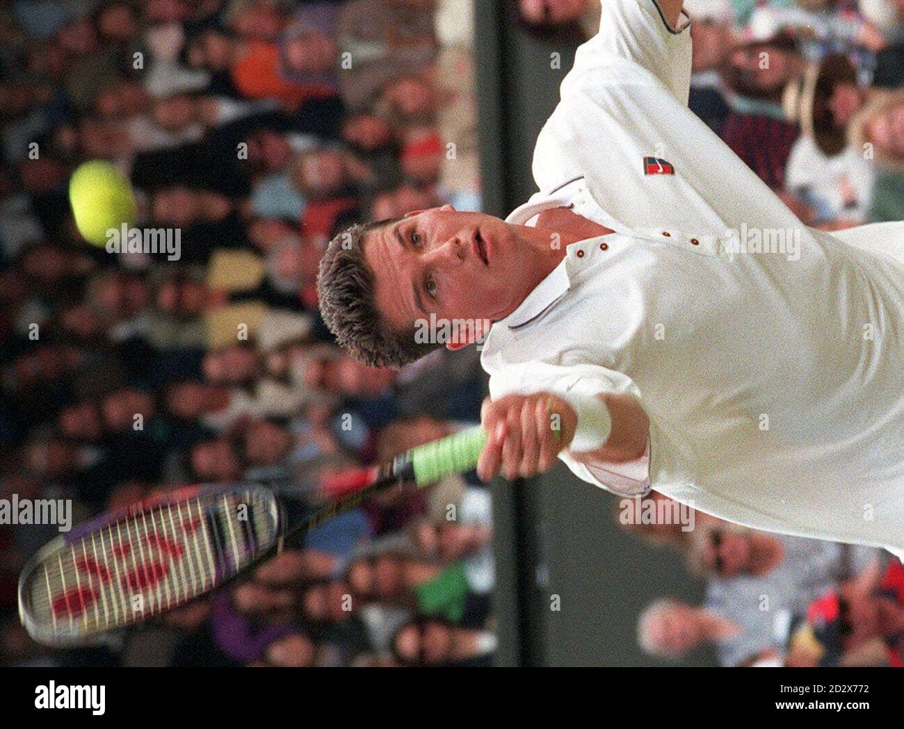 Richard Krajicek, olandese, restituisce la palla a MaliVai Washington duando la finale del singolo maschile a Wimbledon questo pomeriggio (domenica). Krajicek era due insiemi da amare in su quando la pioggia ha smesso di giocare per il tempo thrid. Foto di Adam Butler/PA. Foto Stock