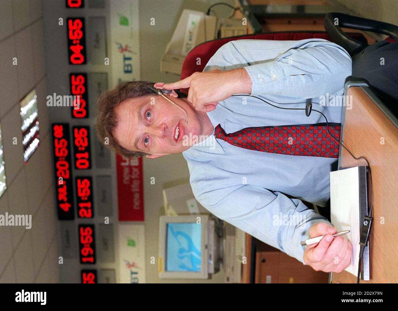 Il leader del lavoro Tony Blair durante la prima teleconferenza britannica tra un politico e membri del pubblico, quando oltre 60,000 chiamanti sono stati registrati, grazie alle risorse combinate di fornitori di teleconferenze, ACT, BT e Darome, presso Ambassador House, a Londra la scorsa notte (giovedì). Foto Stock