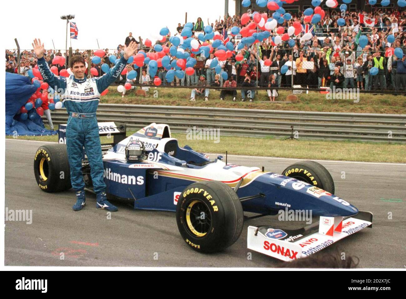 Il pilota Williams Grand Prix Damon Hill ondeggia agli spettatori durante una pausa nella prova della loro nuova FW18 a Brands Hatch in Kent oggi (martedì). Foto di Tim Ockenden/PA. Foto Stock