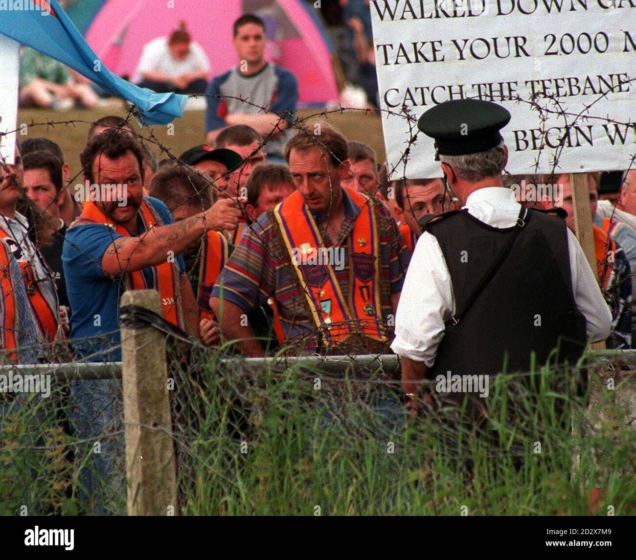 Tensione che sale sulla prima linea a Drumcree questa sera come un Orangeman punti a un ufficiale di RUC.Foto John Giles .PA. Foto Stock