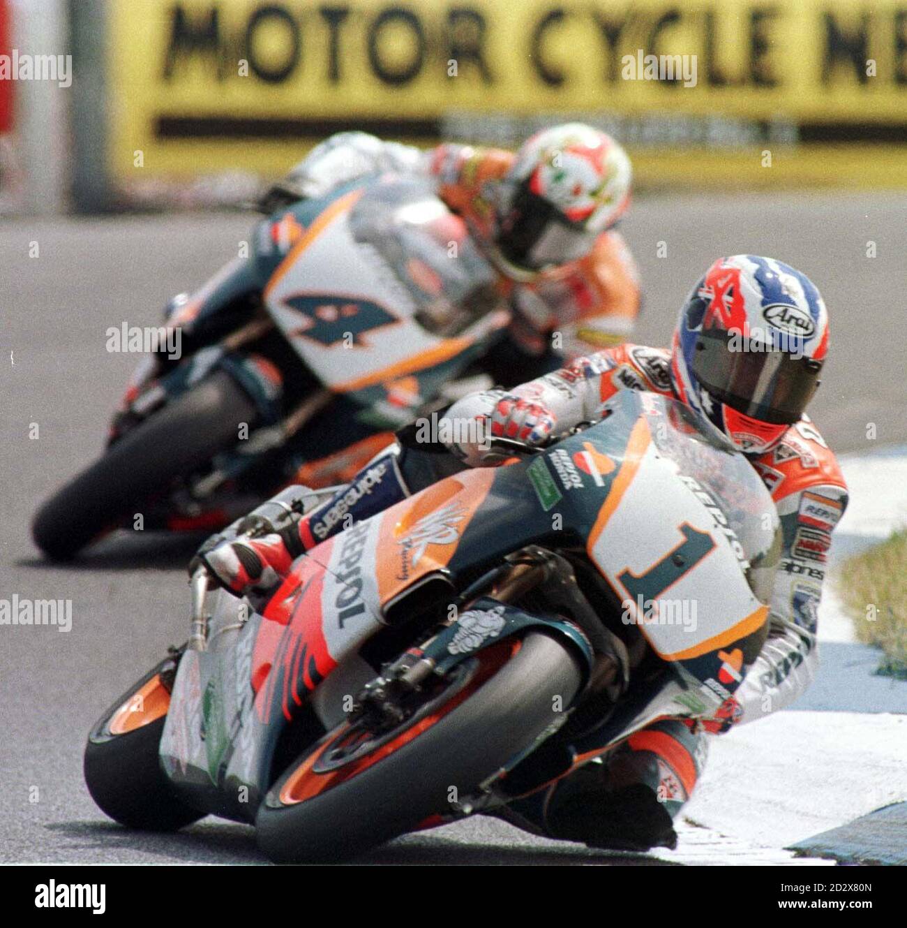 Il vincitore Michael Doohan arrotonda Goddard's Bend davanti al 2° posto di Alex Criville, nel Gran Premio di Gran Bretagna della 500cc a Donington oggi (Domenica). Foto di Peter Wilcock/PA Foto Stock