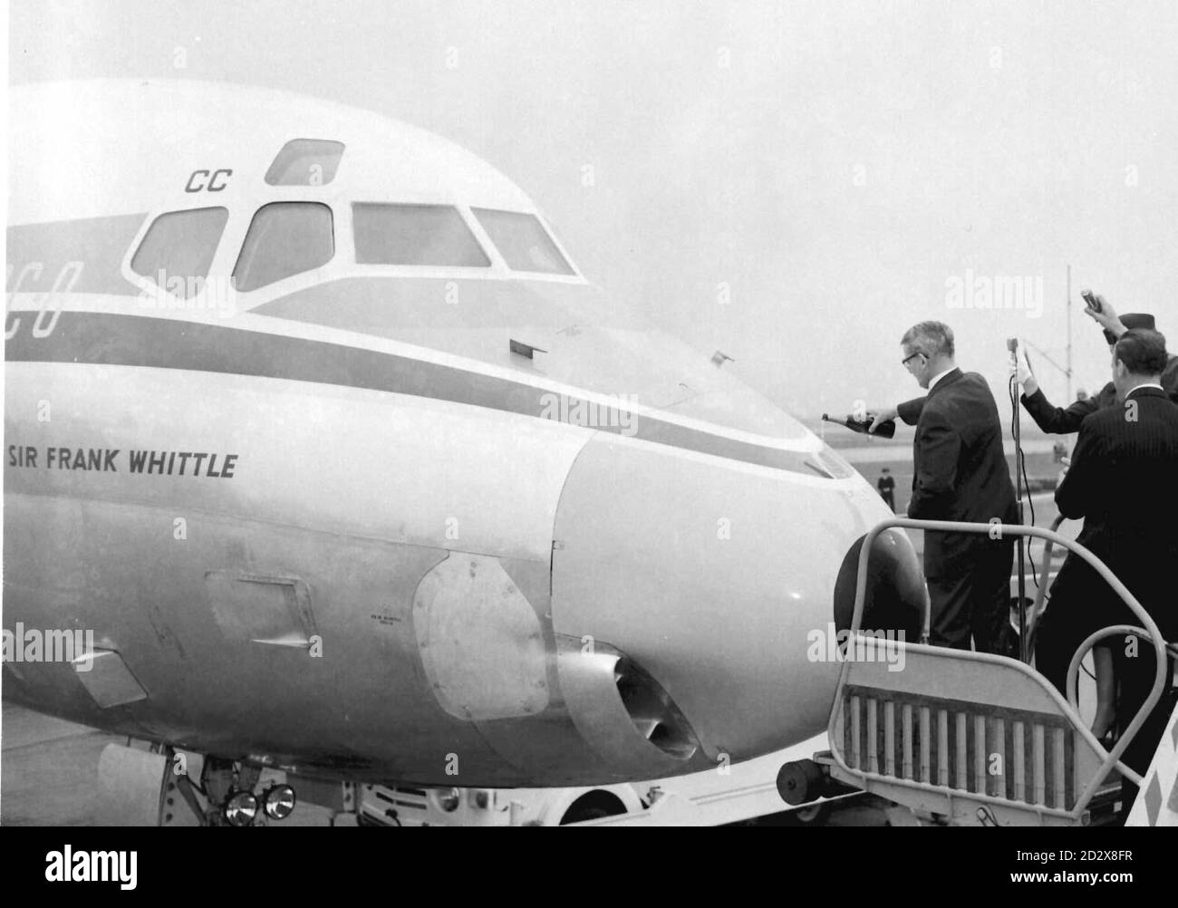 Sir Frank Whittle, il pioniere dei motori a reazione, versando una bottiglia di champagne sul naso mentre si batte un aereo di linea DC-8 che prende il nome da sé all'aeroporto di Londra. * Sir Frank è morto all'età di 89 anni, fonti di aviazione ha detto oggi (Venerdì). Vedi PA Story DEATH Whittle. DISPONIBILE SOLO IN BIANCO E NERO. Foto Stock