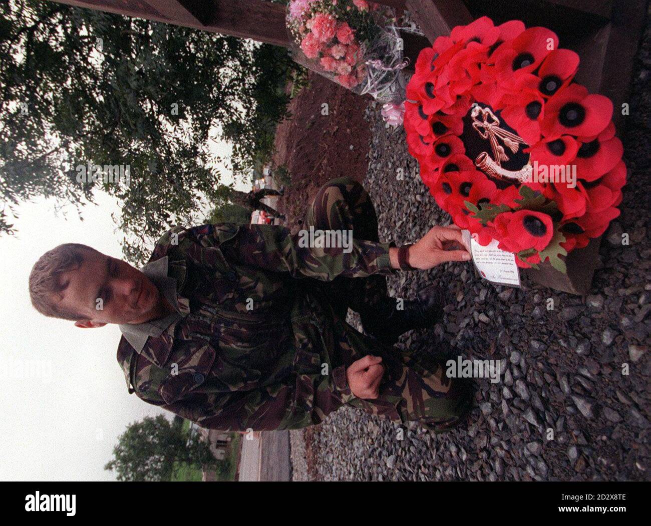 SGT Steve Catchpole (27) della prima fanteria di luce di Battaglione di Bristol, con sede ad Armagh, uno dei sopravvissuti di un oltraggio terroristico otto anni fa, in cui otto suoi colleghi sono stati uccisi da una bomba dell'IRA, al servizio commemorativo di stasera, tenuto sulla scena, sulla strada di Ballygawley, Fuori Omagh. Guarda la storia di ULSTER Soldiers, Pennsylvania. Foto Stock