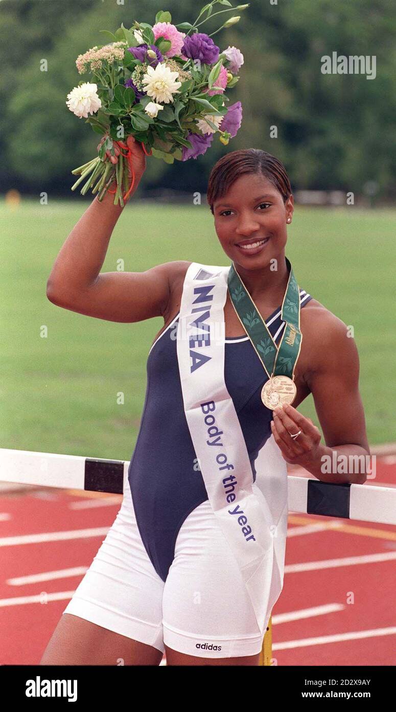 Denise Lewis, vincitore della medaglia olimpica di bronzo, che oggi (venerdì) ha vinto il premio 'Nivea Body of the Year', 'riconoscendo la sua grande forma e la definizione muscolare'. Oltre alla medaglia di bronzo di Atlanta, Denise, di 23 anni, ha vinto anche oro nei Giochi del Commonwealth 1994 e nella Coppa Europa 1995. Foto di John Stillwell/PA Foto Stock