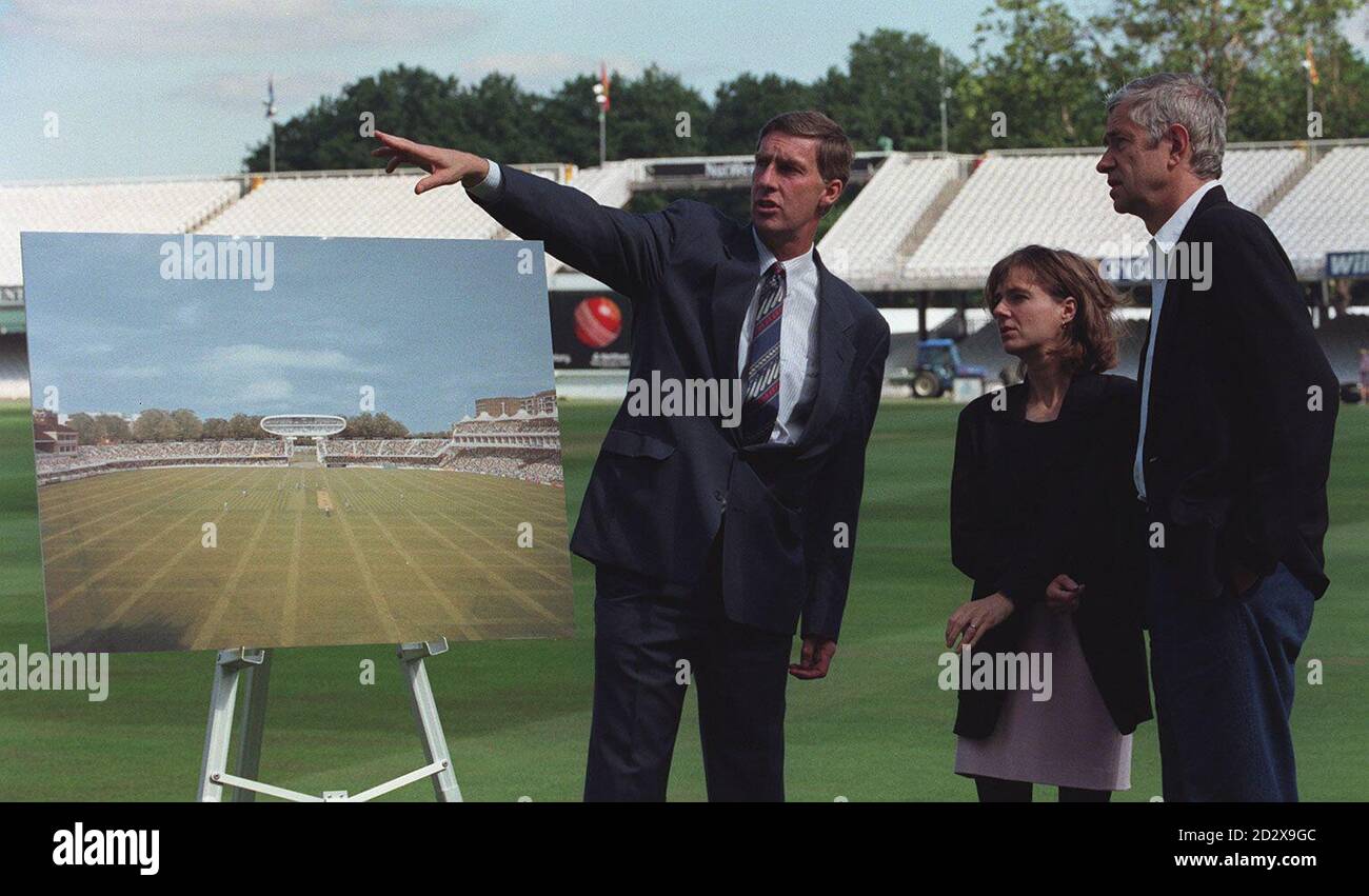 Segretario del Middlesex Cricket Club Roger Knight (a sinistra) con Amanda Levete e Jan Kaplicky (a destra) gli architetti del nuovo centro di media all'avanguardia da costruire oggi al Lords Cricket Ground (Venerdì). PA immagine di Michael Crabtree Foto Stock