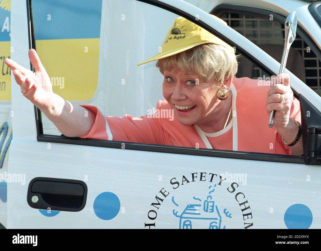 Incoronazione la stella di via Liz Dawn, che è protagonista di vera Duckworth nel sapone della TV, lanciando aiuta il servizio nazionale di Handycam Van di età oggi (lunedì). Il servizio è progettato per aiutare le persone anziane o disabili con piccoli lavori di manutenzione, come l'installazione di allarmi di fumo, in casa. Foto di Tony Harris/PA Foto Stock