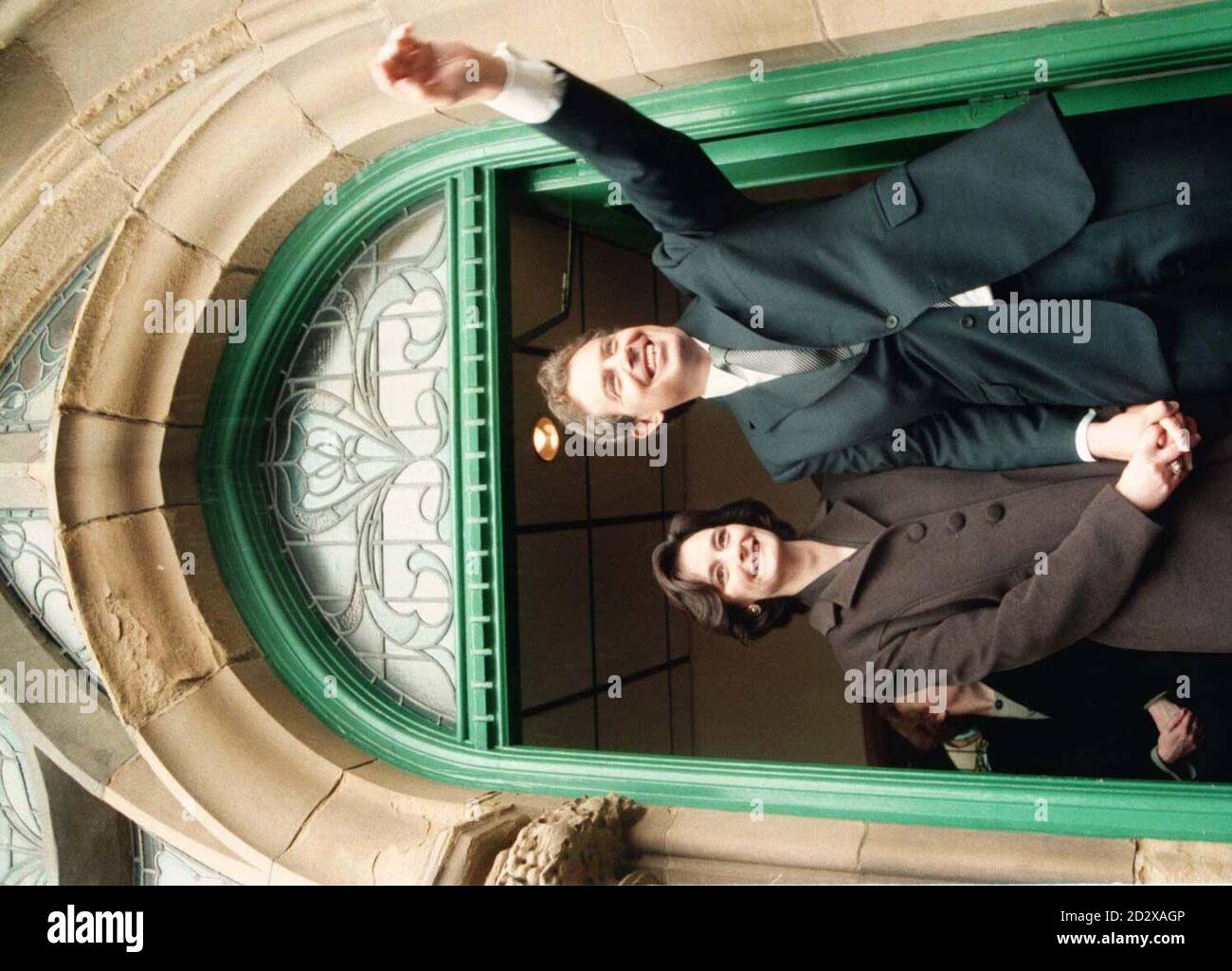 Tony Blair e sua moglie Cherie Booth lasciano la chiesa a Blackpool oggi (Sun). Foto Stock