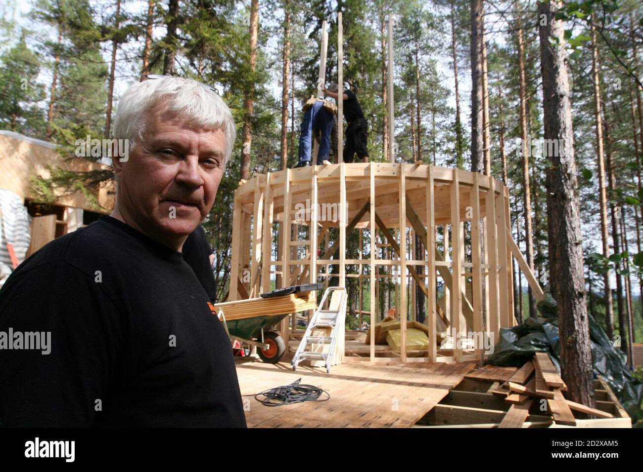 Kent Lindvall, co-fondatore di Treehotel, propone una foto di fronte alla TreeSauna nel cantiere di Treehotel, nel villaggio svedese di Harads, il 5 luglio 2010. Un nuovo e alto concetto di hotel e' impostato per aprirsi in un remoto villaggio nel nord della Svezia, che mira ad elevare la semplice casa sull'albero in una destinazione di classe mondiale per viaggiatori attenti al design. Treehotel, situato a Harads circa 60 km a sud del Circolo polare Artico, sarà composto da quattro camere quando aprirà il 17 luglio: La cabina, il cono Blu, il Nest e il Mirrorcube. Foto scattata il 5 luglio 2010. Per abbinare Reuters Life! ALBERO DI SVEZIA Foto Stock
