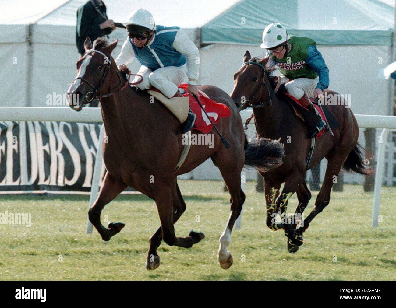 Pas De Reponse (a sinistra) F Head up, vince il parco Shadwell Stud Cheveley a Newmarket questo pomeriggio (martedì), con Ocean Ridge con J Reid in background. Foto di John Stillwell/PA. Foto Stock