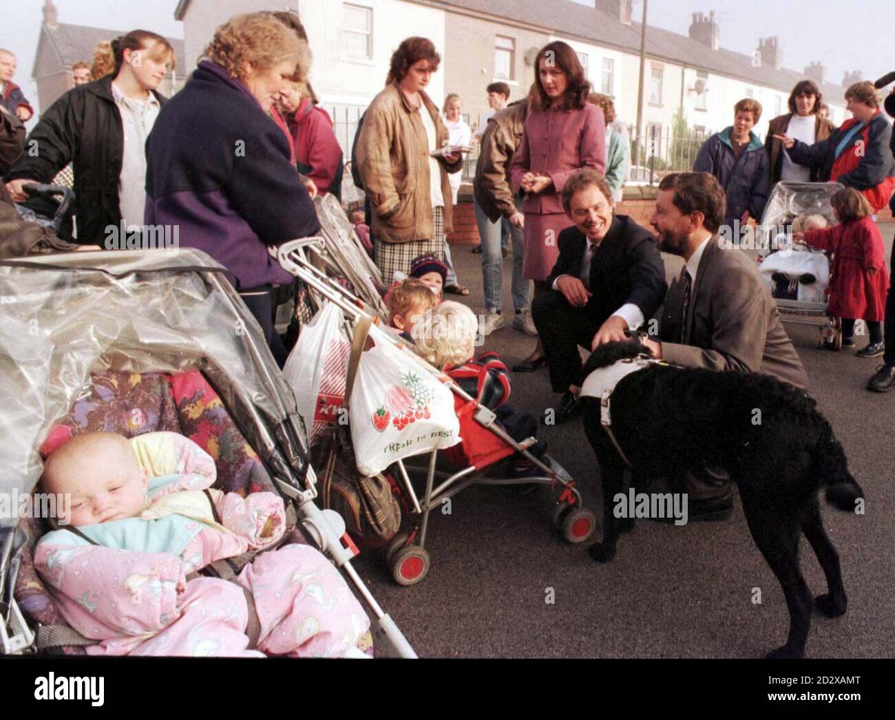 Il leader del lavoro Tony Blair (di fronte al centro) e il suo portavoce per l'istruzione David Blunkett incontrano le mamme e i loro figli fuori da una scuola primaria di Blackpool il giorno del dibattito sull'istruzione alla conferenza del Partito laburista. Foto Stock