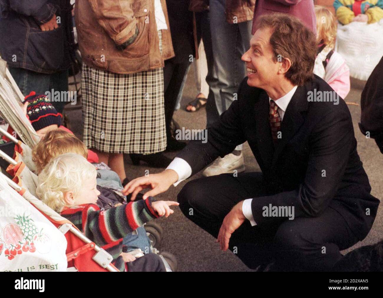 Il leader del lavoro Tony Blair si è espresso per i giovani votando questa mattina fuori da una scuola primaria di Blackpool (mercoledì) il giorno del dibattito sull'istruzione alla conferenza del Partito laburista. Di John Giles/PA. Foto Stock